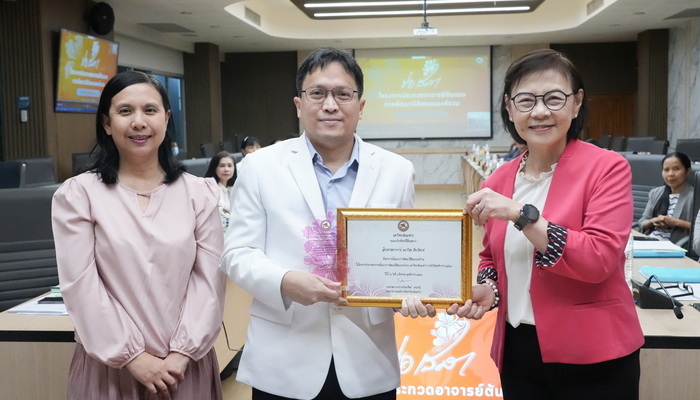 ขอแสดงความมยินดี : ผศ.นพ.รวิสุต เดียวอิศเรศ รองคณบดีฝ่ายกิจการนิสิต และอาจารย์แพทย์ภาควิชาอายุรศาสตร์ คณะแพทยศาสตร์ มหาวิทยาลัยนเรศวร ในโอกาสได้รับโล่ และประกาศเกียรติคุณ “อาจารย์ต้นแบบการพัฒนานิสิตแบบองค์รวม” มหาวิทยาลัยนเรศวร ประจำปี 2567 